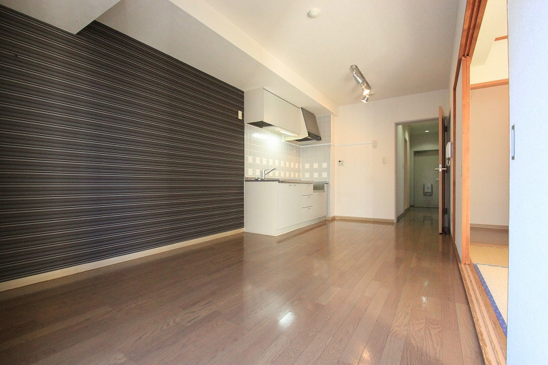 Living and room. ■ Same apartment It is similar to photo