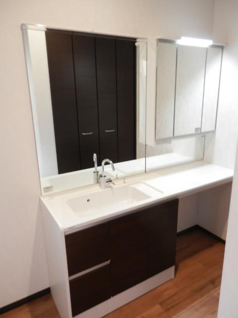 Wash basin, toilet. Local (11 May 2013) Shooting