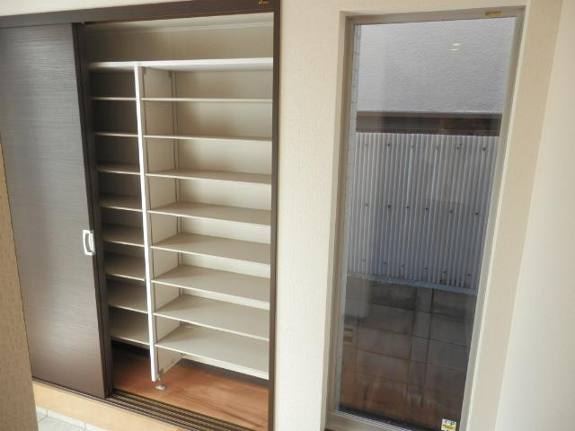 Entrance. Local (11 May 2013) Shooting