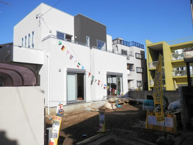 Local photos, including front road. Local (11 May 2013) Shooting