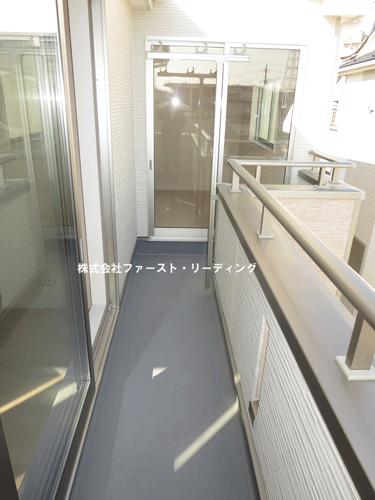 Balcony. South-facing balcony that is directly connected from the Western-style 2 room! (December 6, 2013) Shooting