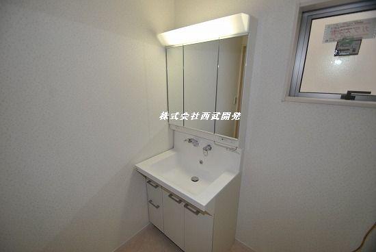 Wash basin, toilet. Indoor (11 May 2013) Shooting