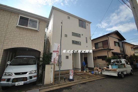 Local photos, including front road. Local (11 May 2013) Shooting