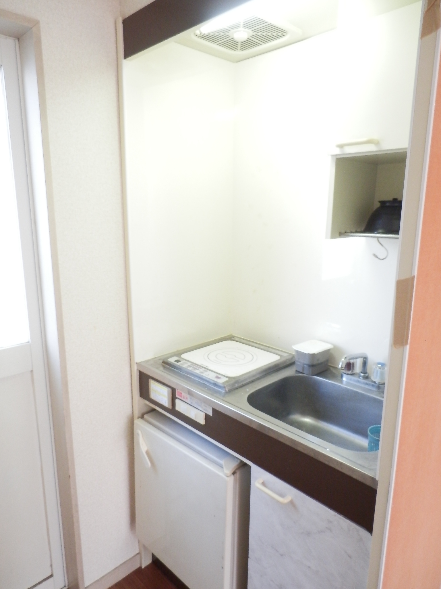 Kitchen. Comes with an electric stove (1-neck). 