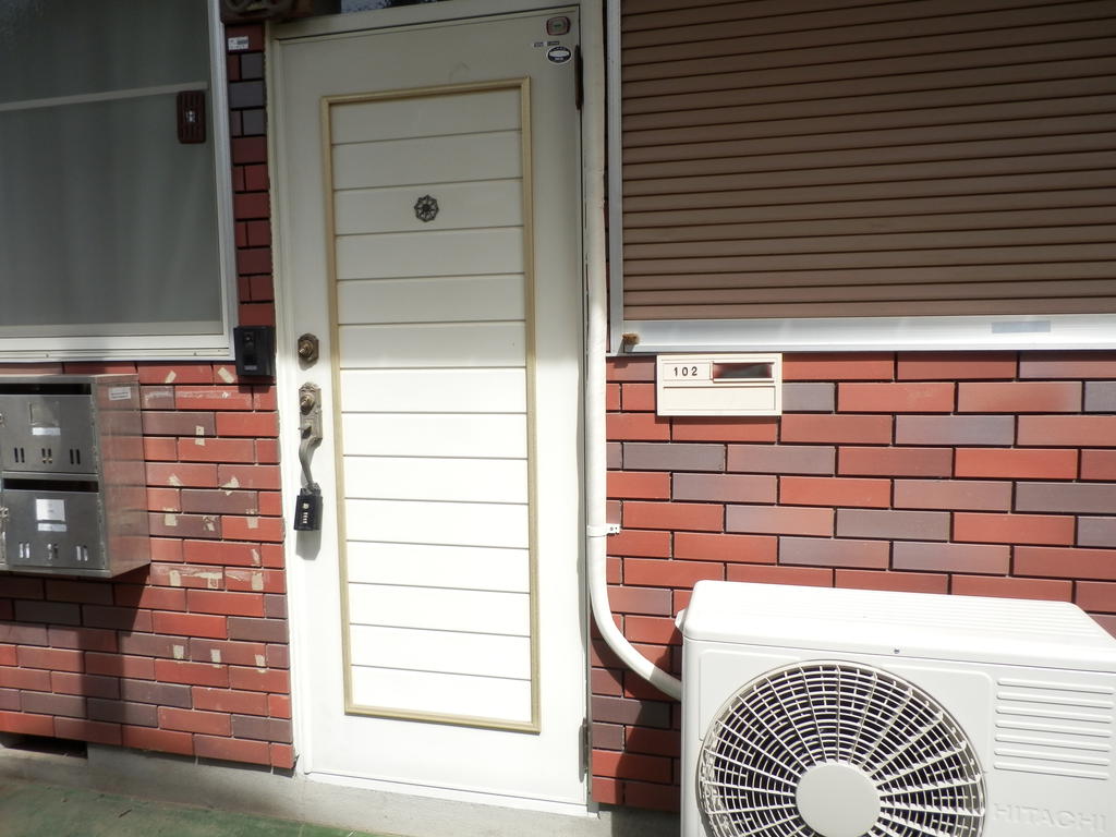 Entrance. Double-lock key and monitor with intercom. Crime prevention ◎