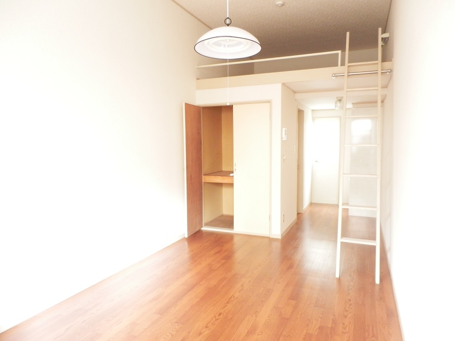 Living and room. 7.5 Pledge Western-style. 