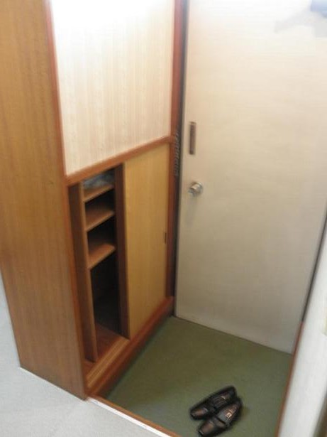 Entrance. There are shoe box