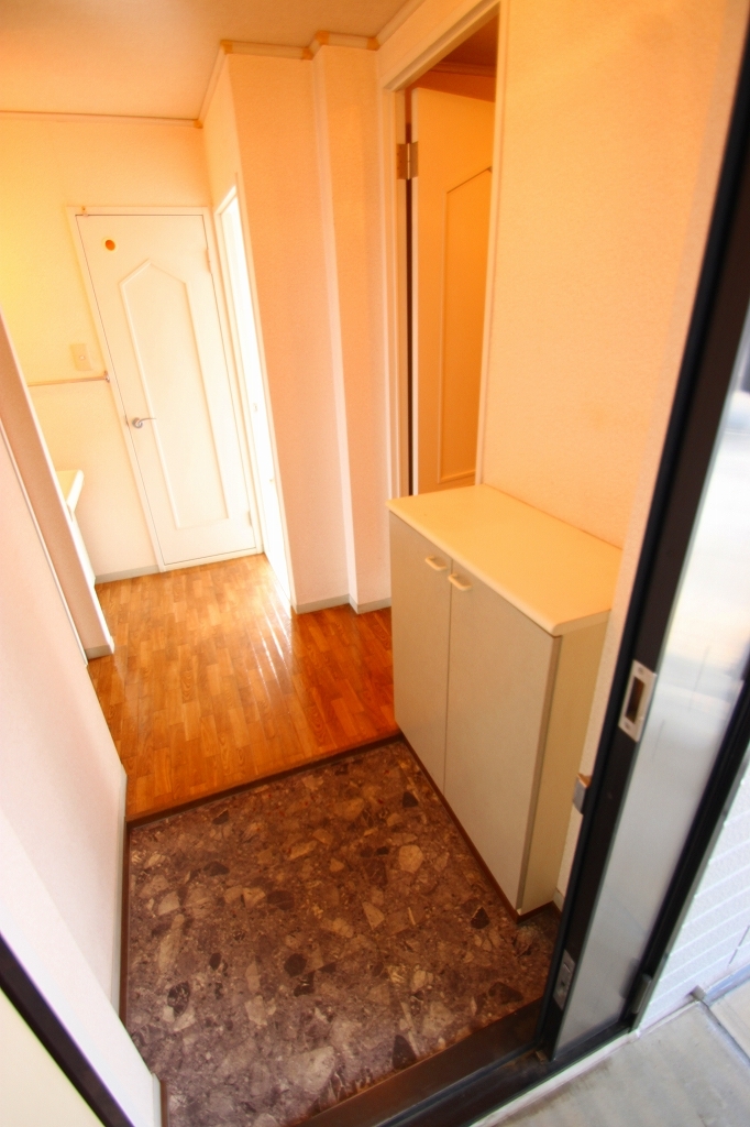 Entrance.  ■ Same apartment It is similar to photo