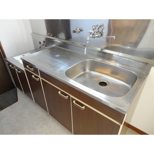 Kitchen. Two-burner stove installation Allowed