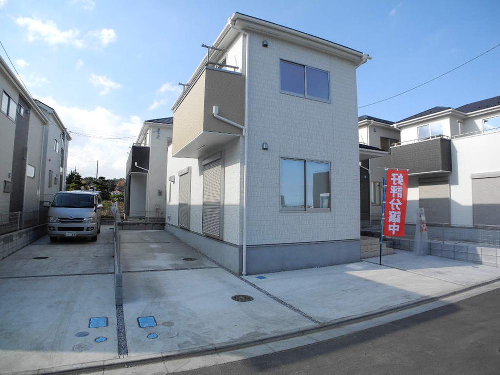 Local photos, including front road. Local (12 May 2013) Shooting