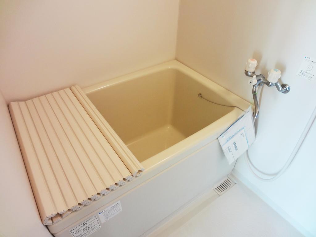 Bath. bus ・ Toilet is another