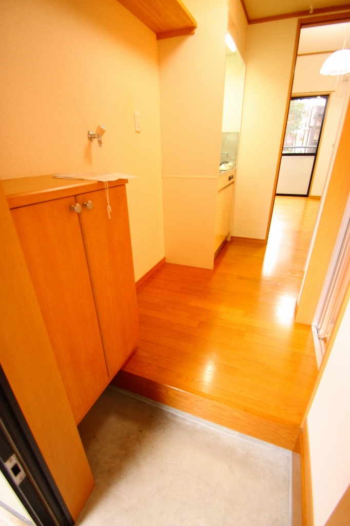 Entrance. ■ Same apartment It is similar to photo