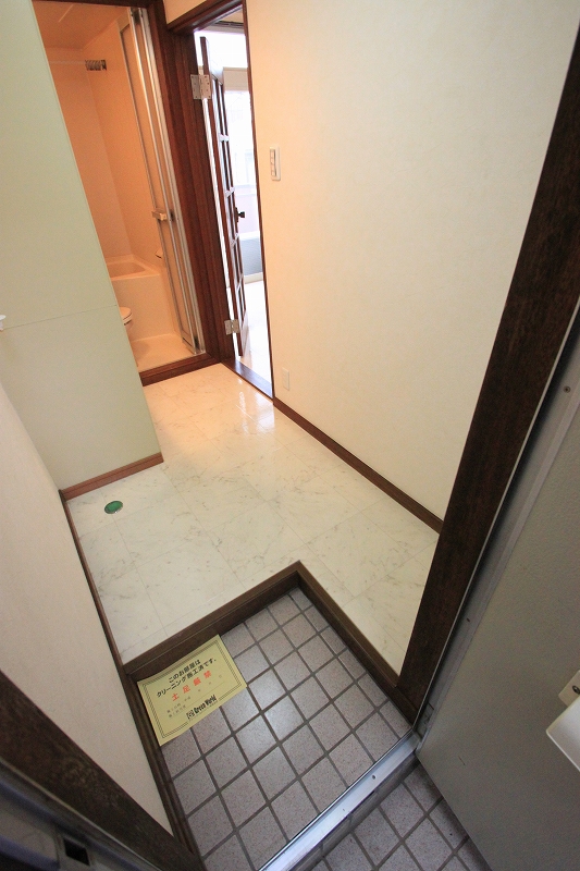 Entrance.  ■ Entrance key to the card key specification! Consideration to crime prevention surface