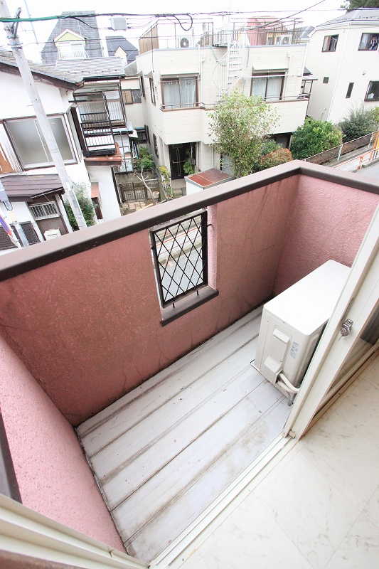 Balcony.  ■ Clothesline possible balcony