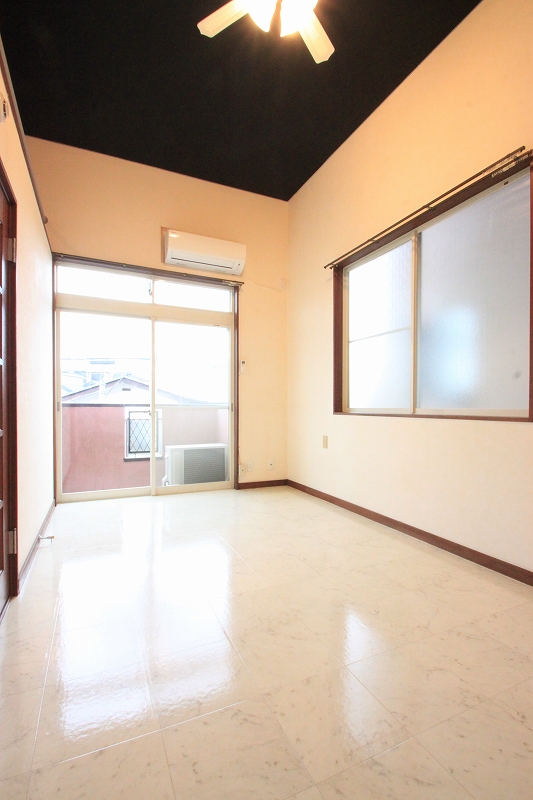 Living and room.  ■ The ceiling is black accent cross specification of