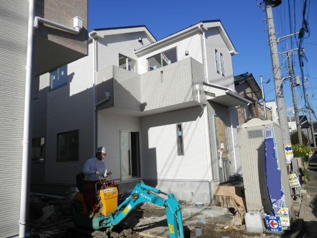 Local photos, including front road. Local (11 May 2013) Shooting