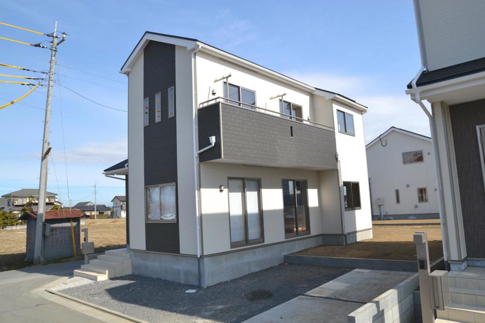 Local photos, including front road. Reference: construction cases