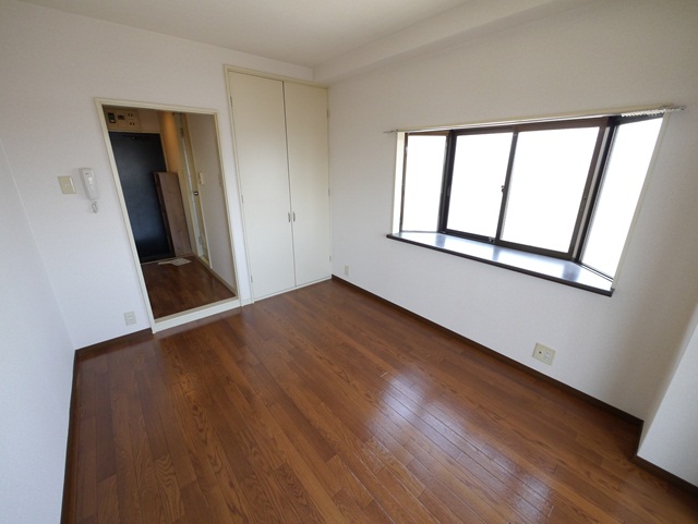 Living and room. Bay window with angle room