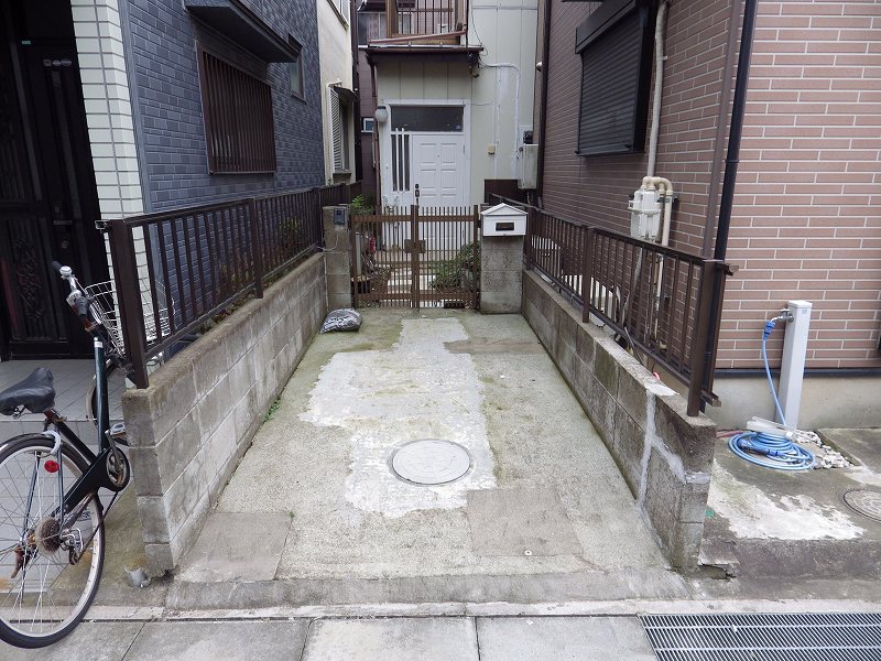 Parking lot. Light car only PARKING ☆