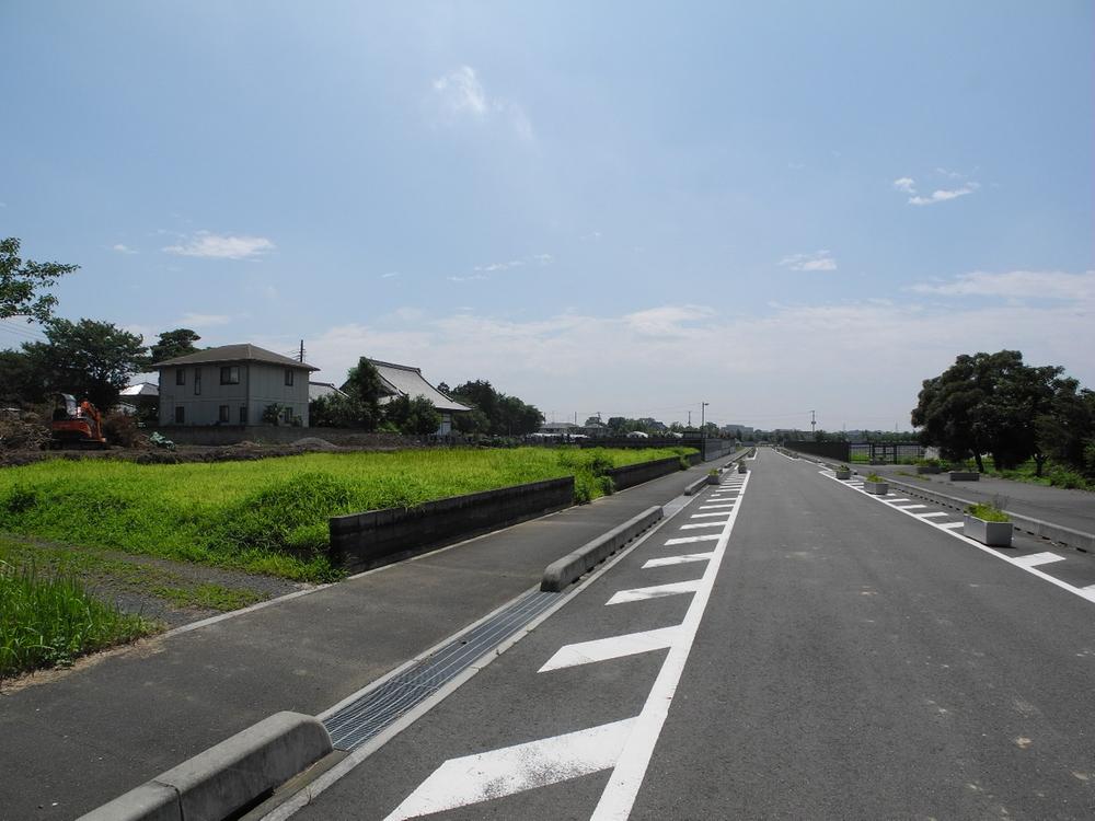 Local photos, including front road. Sidewalk also been established, Also safe for small children Local (July 2013) Shooting