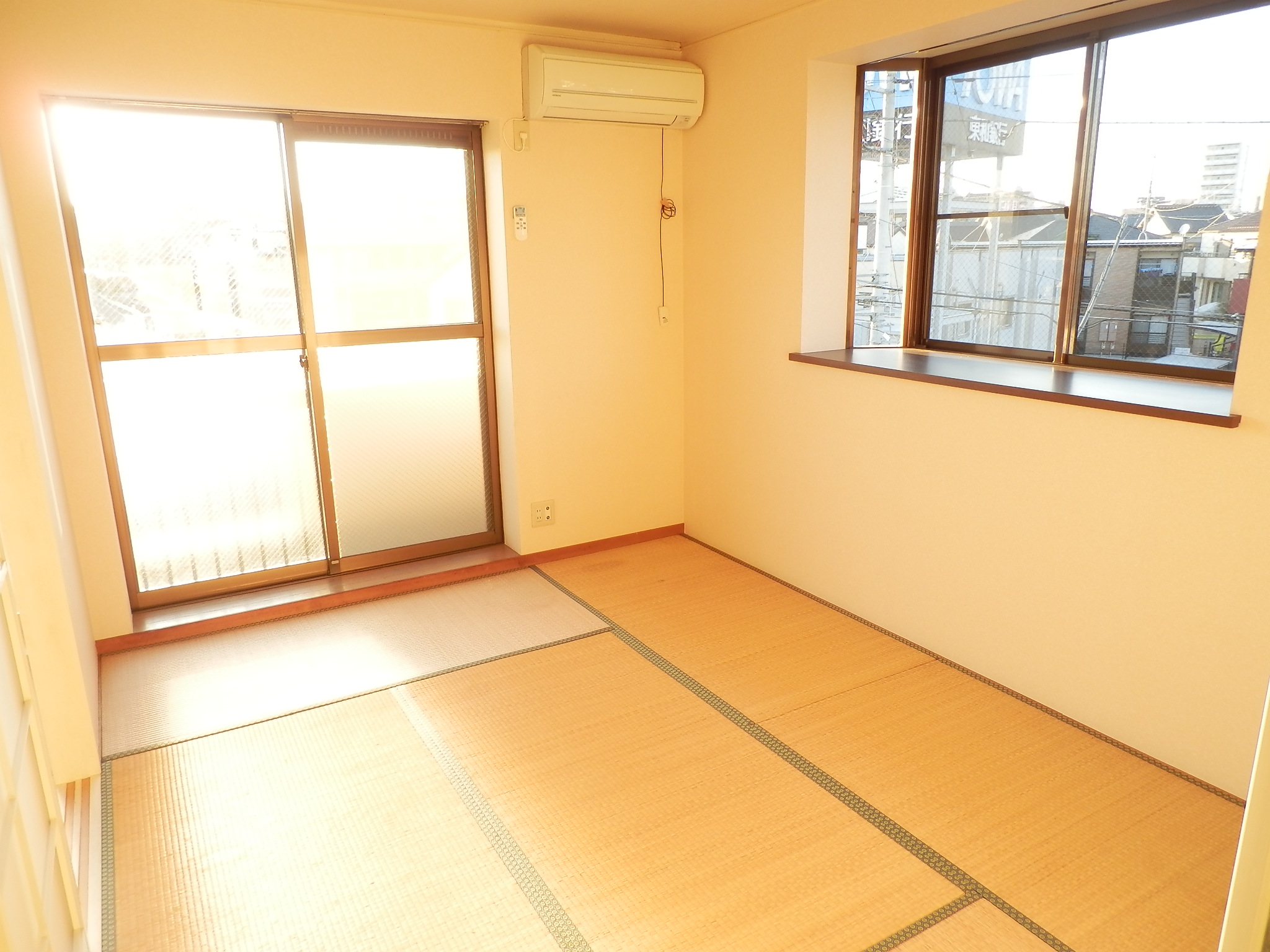 Other room space. 6-mat Japanese-style room. Air-conditioned. Two-sided lighting. 