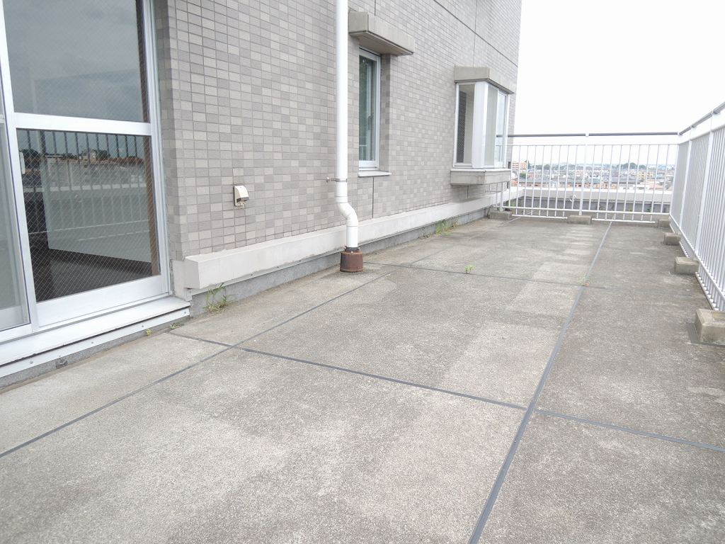 Other room space. Spacious roof balcony