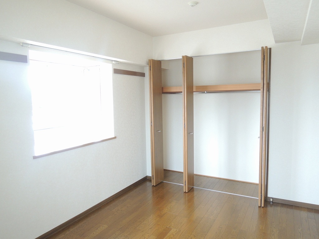 Other room space. Sunny