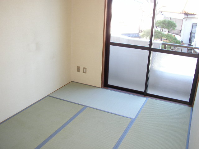 Living and room. Same property, Is another of the room. 