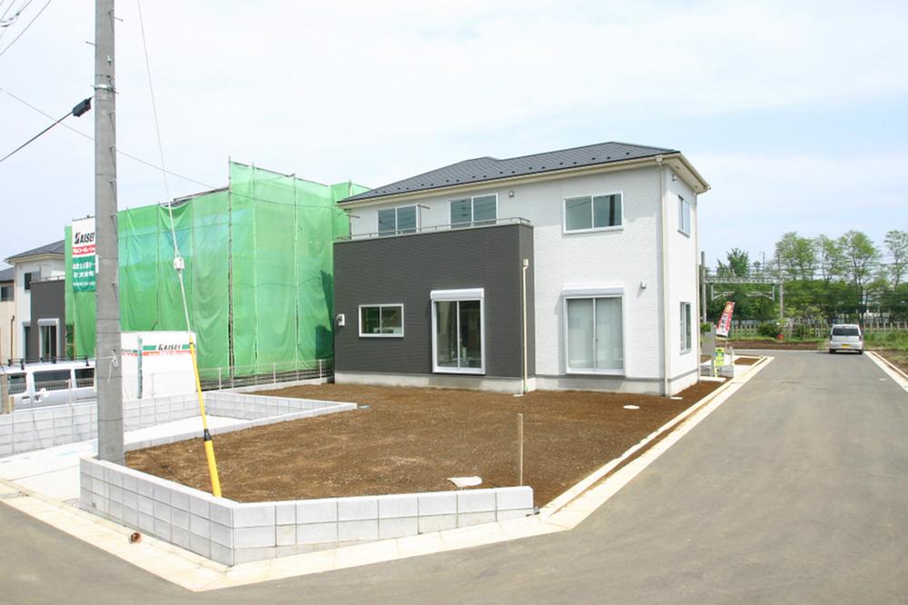 Local photos, including front road. Reference: construction cases