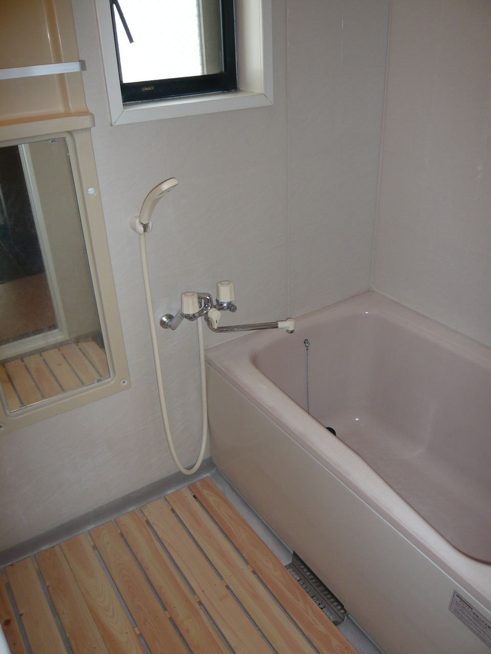 Bath. ■ Same apartment It is similar to photo