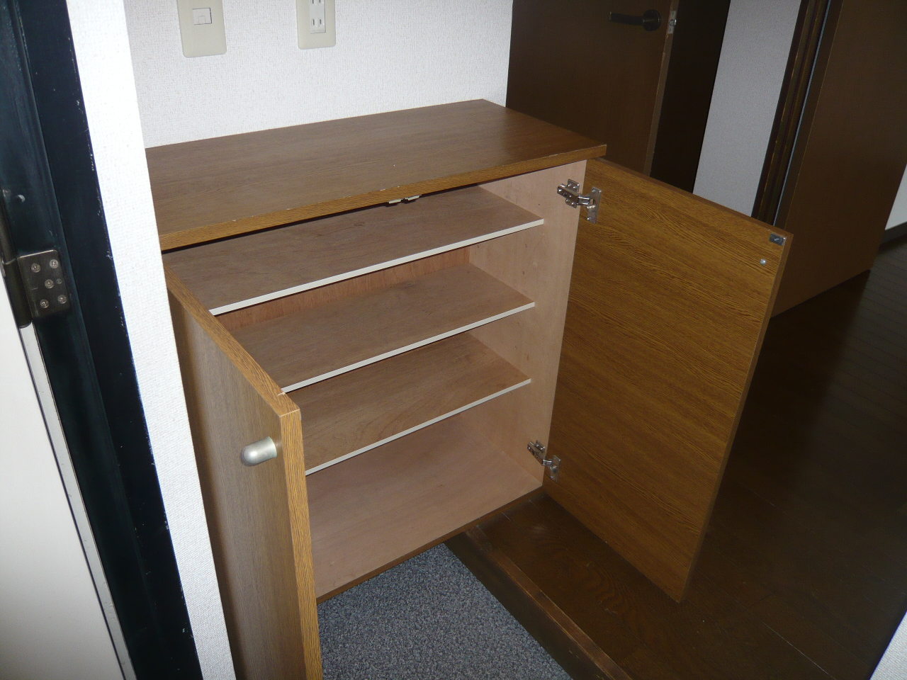 Entrance. ■ Same apartment It is similar to photo