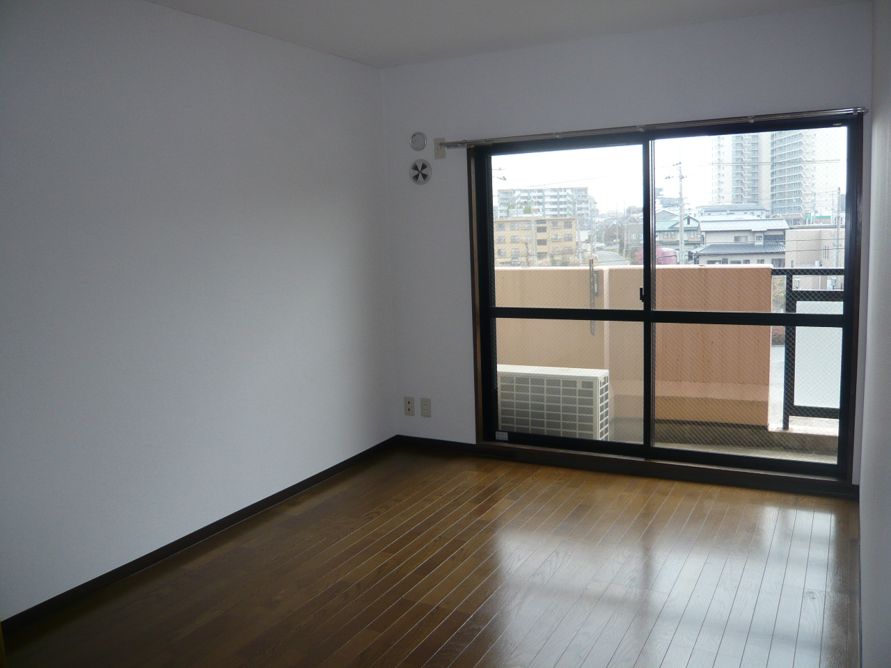 Living and room. ■ Same apartment It is similar to photo