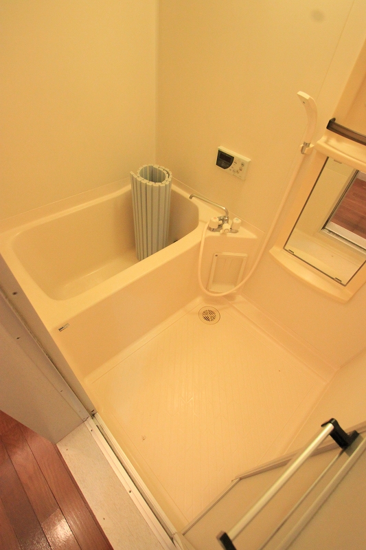 Bath. ■ Same apartment It is similar to photo