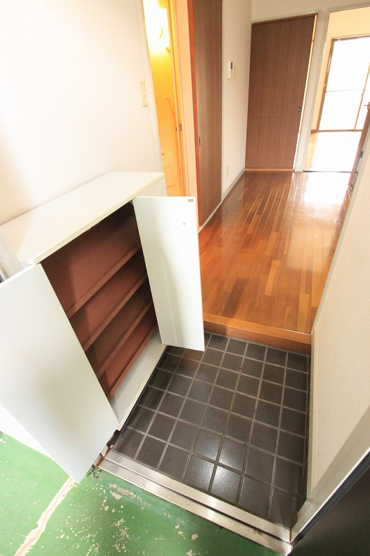 Entrance. ■ Same apartment It is similar to photo