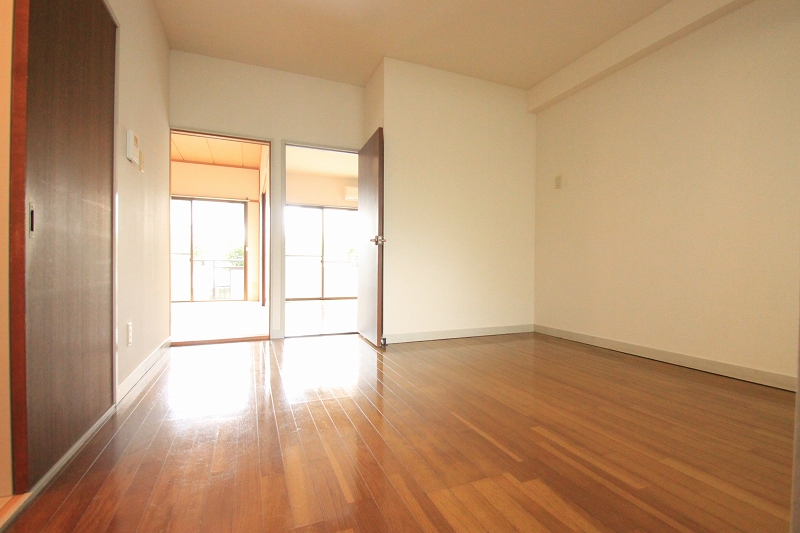 Living and room. ■ Same apartment It is similar to photo