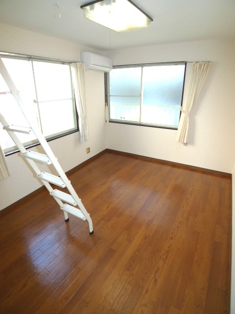 Living and room. A bright room with two-sided lighting