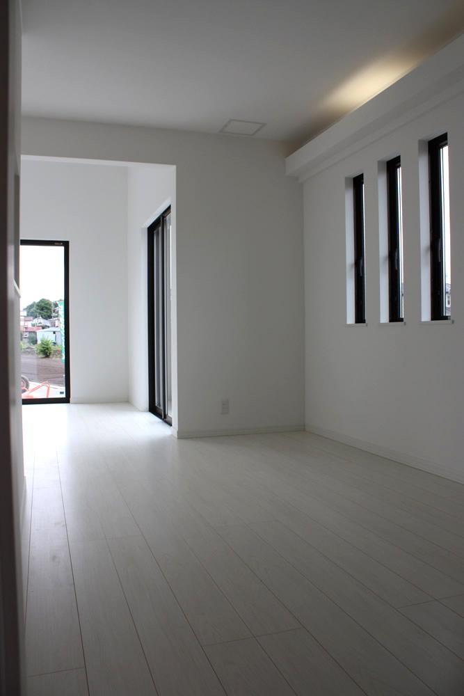 Model house photo. The second model house indoor (July 2012) shooting Impressive black window frame in white was the keynote living.