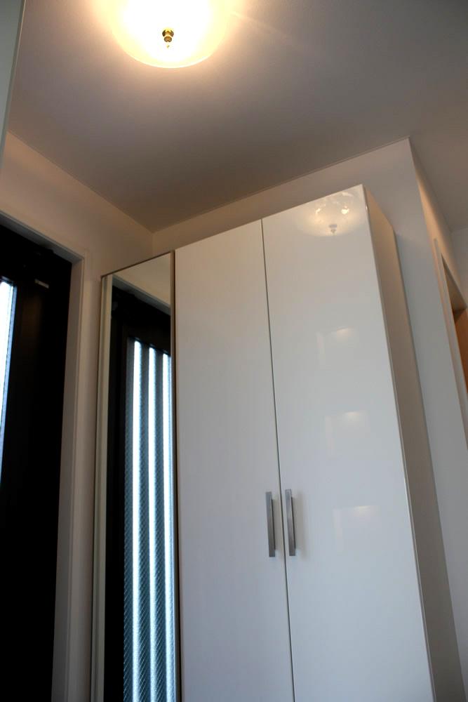 Entrance. The second model house site (July 2012) shooting Mirror surface with a shoe closet