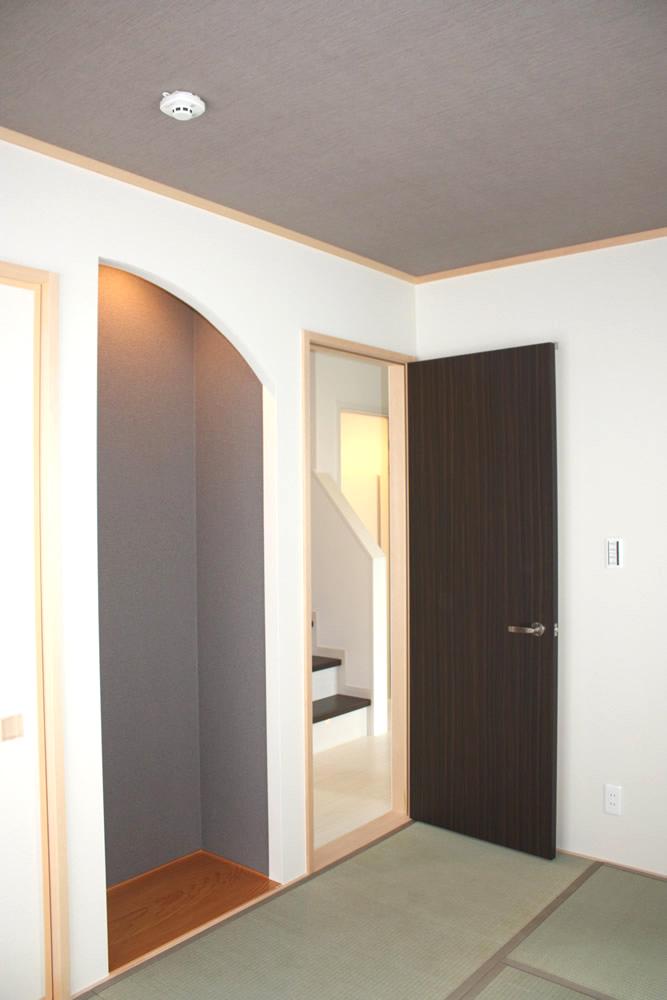 Non-living room. The second model house indoor (July 2012) shooting ・ When I opened the door a different atmosphere from the other room, Spread the space of the sum. Also sticking to the alcove of the wall and indirect lighting, It has become a modern impression of the Japanese-style sum.