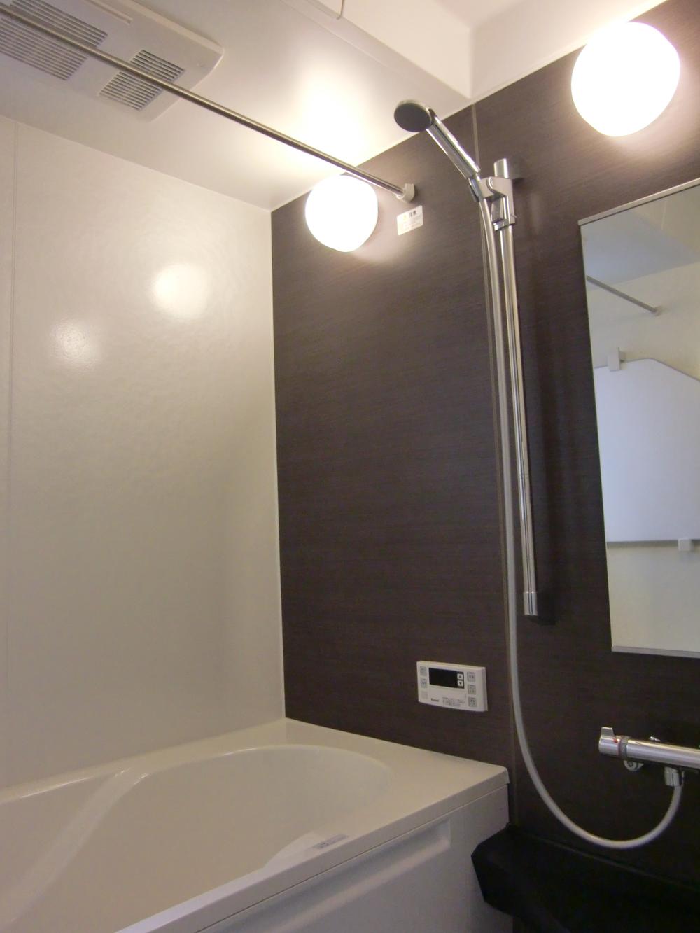 Bathroom. 5 Building bathroom (2013 November shooting) Excellent bathroom that can also sitz bath.