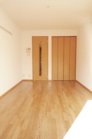 Living and room. There are 7.5 Pledge.