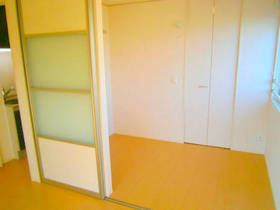 Living and room. Western-style that can store plenty in the walk-in closet!