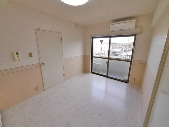 Living and room. DK. Air conditioning is no function guarantee per leaving product.