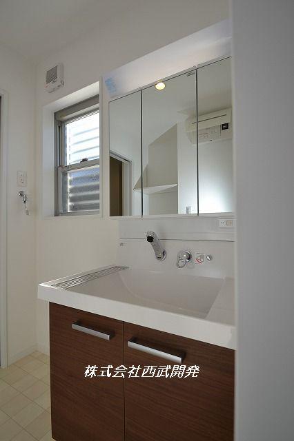 Wash basin, toilet. Indoor (12 May 2013) Shooting