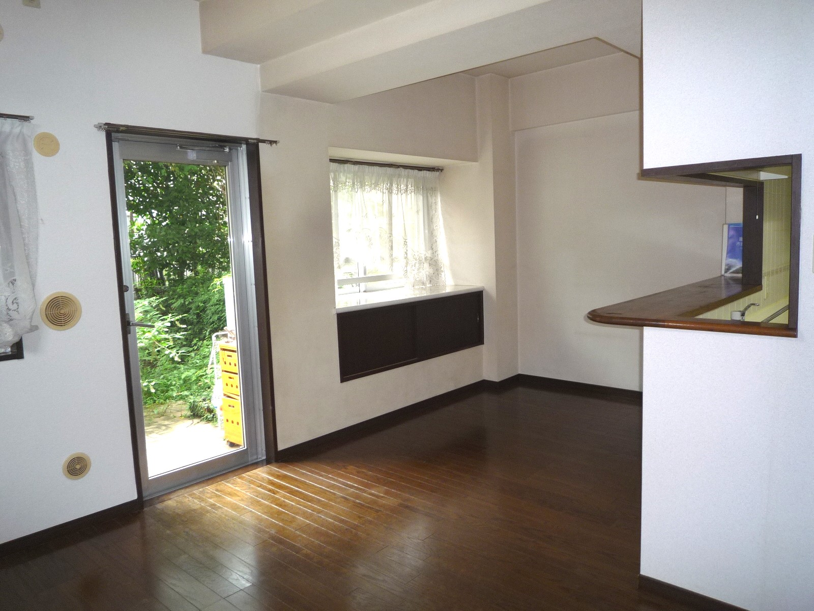 Living and room. Bright living part