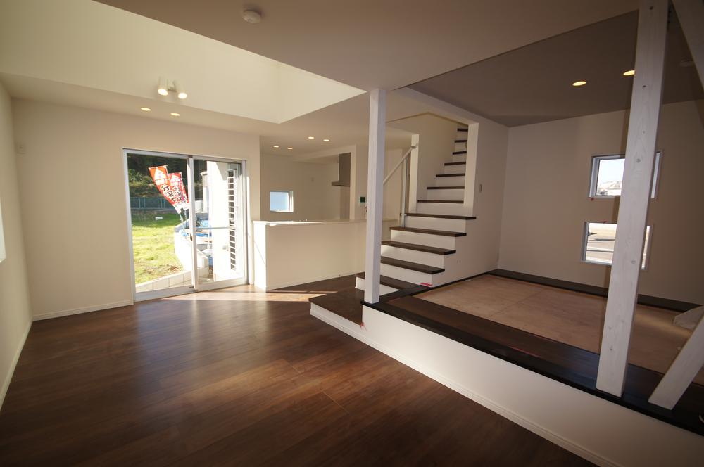 Living. Japanese-style room is ordered to small rise