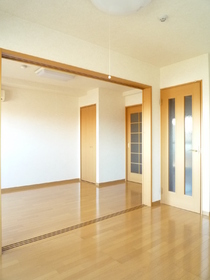 Living and room. Openly and vacate the sliding door.