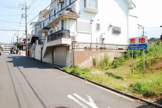 Local photos, including front road. Local (July 2012) shooting