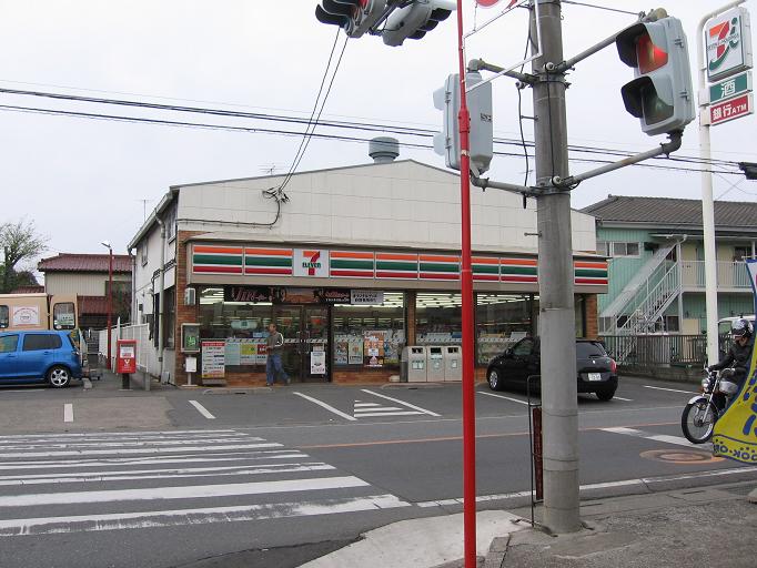 Convenience store. 300m to Seven-Eleven (convenience store)