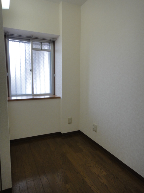 Receipt. Closet is a space of display. A great help in the storage of a little larger ones. 